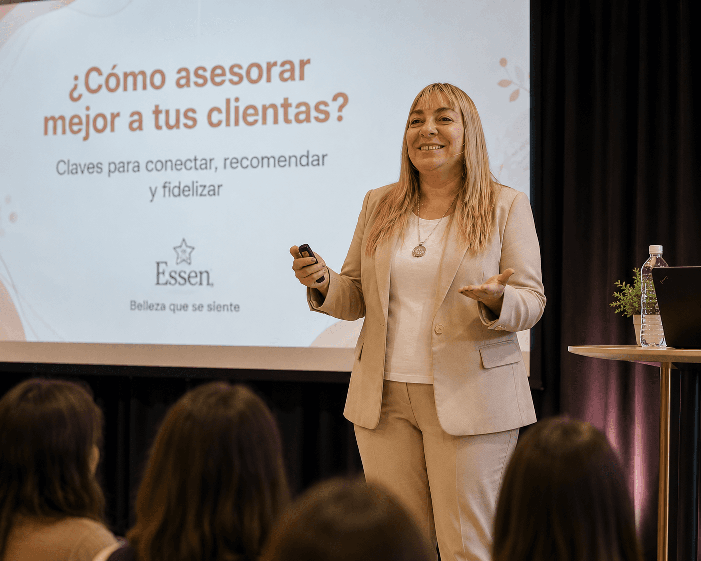 Verónica Martínez dando una capacitación oficial Essen